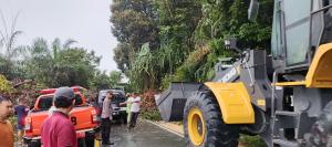 4 Jam Tertutup Longsor, Jalan Lintas Kuansing-Pekanbaru Kembali Normal